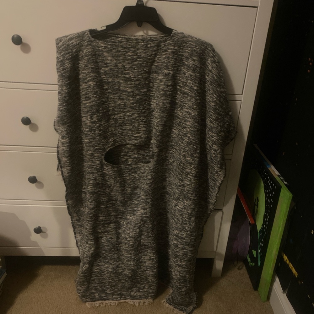 🩷5/$10🩷 Grey and black shawl